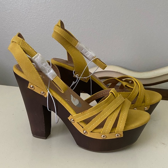 Women’s Yellow Platform Sandals - Picture 3 of 4